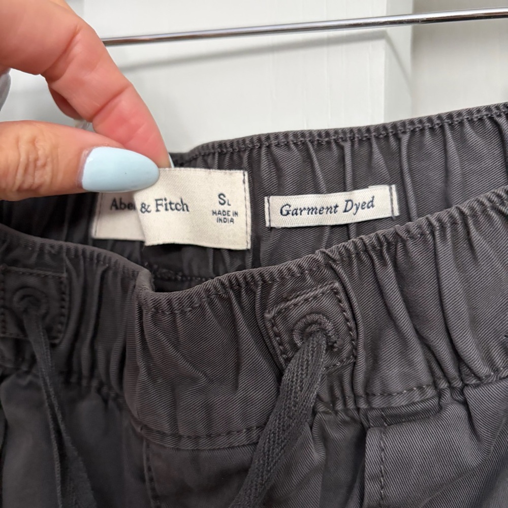 NWOT Abercrombie & Fitch Grey zipper pull on wide leg Cargo pants - Picture 2 of 5